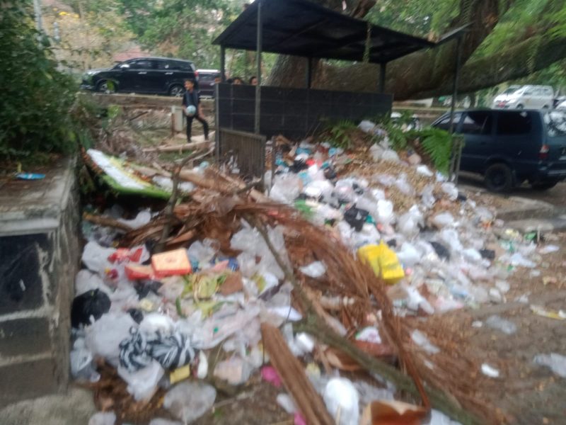 
Sampah menggunung di Taman Dinas Pendidikan Kabupaten Bandung, aromanya pun bau busuk, Minggu (22/ 10/2023). (Foto: maji/dara)
