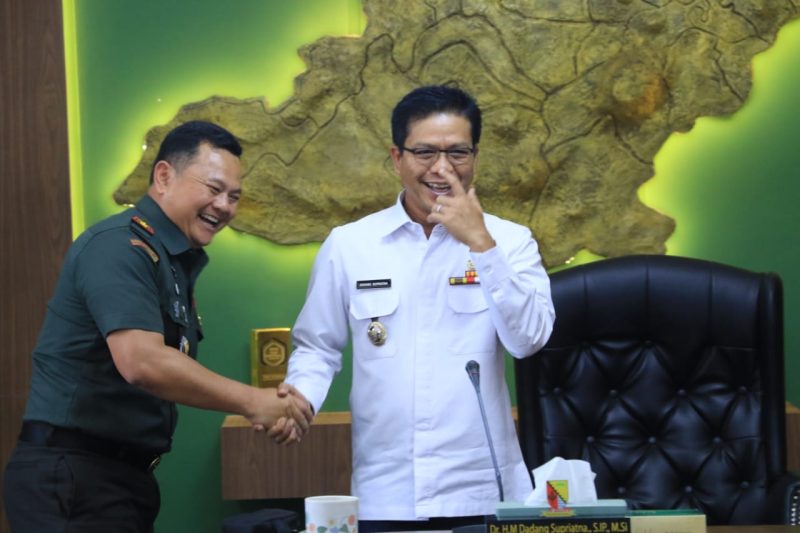 

Bupati Bandung Dadang Supriatna menerima audensi Dandim 0624/Kabupaten Bandung Letkol Inf Hamzah Budi Susanto di Ruang Rapat Bupati Bandung di Soreang, Rabu (25/10/2023). (Foto: diskominfo)