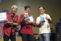 
Kepala Diskominfo Kabupaten Bandung, Yosep Nugraha bersama penggiat KIM Cerdas Tarumajaya usai menerima dua penghargaan pada puncak perayaan KIM Festival 2023 yang diselenggarakan Kemenkominfo RI, Sabtu (28/10/2023), di Kota Surabaya. (Foto: diskominfo)

 