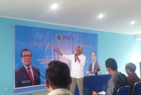 
Wakil Ketua Bid. Advokasi PWI Jawa Barat, Agus Dinar saat memberikan materi  Rambu Rambu dan Etika Pers pada Orientasi Kewartawanan dan Keorganisasian (OKK) 2023, di Kantor PWI Jawa Barat Jalan Wartawan 2 No. 23 Turangga,  Kota Bandung, Jawa Barat, Senin (30/10/2023).(Foto: heny/dara)
