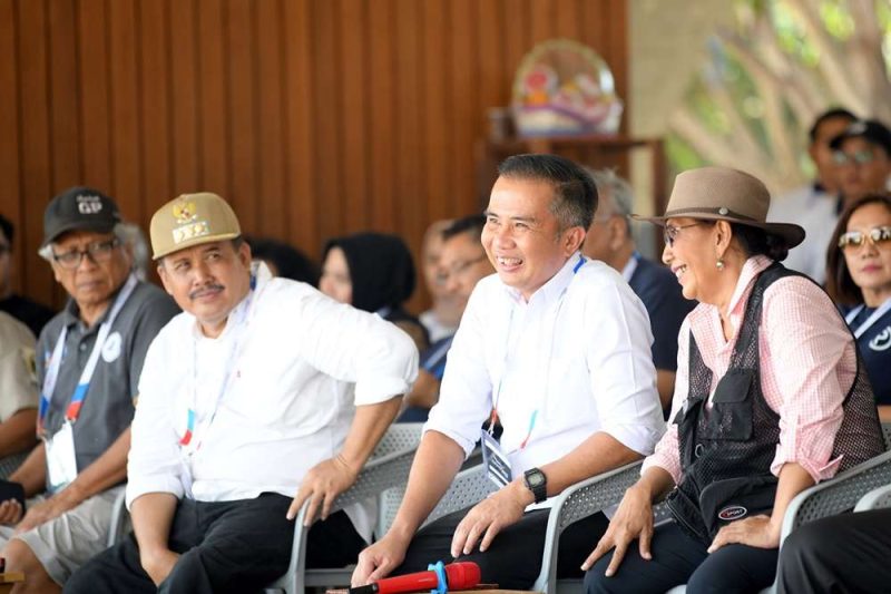 
Penjabat (Pj.) Gubernur Jawa Barat Bey Machmudin dan Susi Pudjiastuti menyaksikan Pangandaran Air Show 2023 di Susi Air Beach Strip, Kabupaten Pangandaran, Jumat (27/10/2023). (Foto: jabarprov.go.id)
