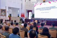 Presiden Jokowi memberikan pengarahan pada peserta PPSA XXIV dan alumni PPRA LXV Tahun 2023 Lemhannas, Rabu (04/10/2023), di Istana Negara, Jakarta. (Foto: Humas Setkab/Agung)
