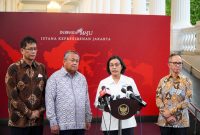 Menkeu Sri Mulyani, Gubernur BI Perry Warjiyo, Ketua DK OJK Mahendra, dan Ketua DK LPS Yudhi Purbaya memberikan keterangan pers di Kompleks Istana Kepresidenan, Jakarta, Senin (23/10/2023).  (Foto: BPMI Setpres)
