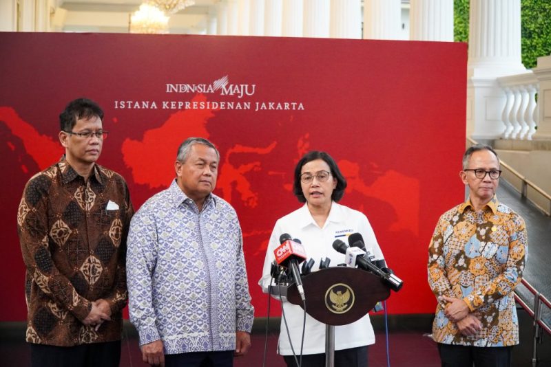 Menkeu Sri Mulyani, Gubernur BI Perry Warjiyo, Ketua DK OJK Mahendra, dan Ketua DK LPS Yudhi Purbaya memberikan keterangan pers di Kompleks Istana Kepresidenan, Jakarta, Senin (23/10/2023).  (Foto: BPMI Setpres)
