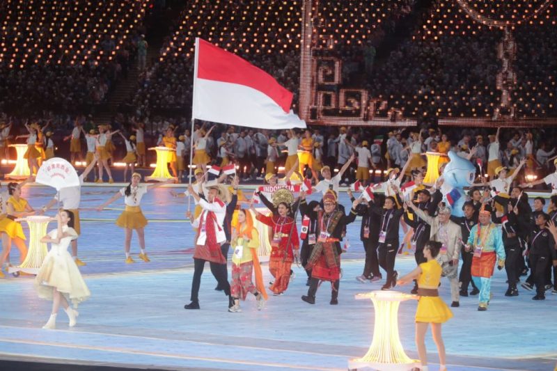 Kontingen Indonesia pada acara Upacara Pembukaan Asian Games 2022 Hangzhou, di National Stadium Hangzhou, RRT, Sabtu (23/09/2023) malam.(Foto: kemenpora.go.id/Raiky)
