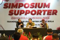 
Simposium yang digelar Presidium Nasional Suporter Sepakbola Indonesia (PNSSI) di Hotel Royal Kuningan, Jakarta, Minggu (1/10/2023), menghasilkan sejumlah rekomendasi. (Foto: PSSI)