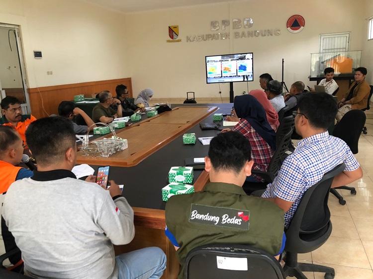 
BPBD Kabupaten Bandung menggelar rapat koordinasi dengan stakeholder di Soreang, Selasa (28/11/2023) pagi. (Foto: diskominfo)
