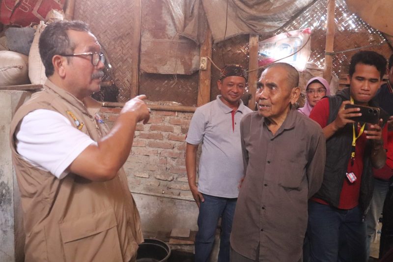 Bupati Cirebon saat berbincang dengan penerima bantuan rutilahu di Desa Pepen Kecamatan Mundu (Foto: Istimewa)

