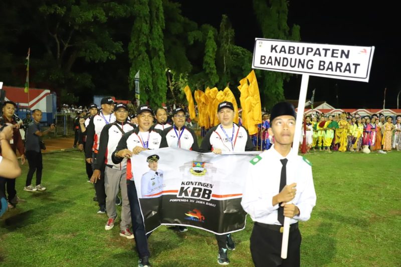 Pj Bupati Bandung Barat Arsan Latif memimpin Devile pada Pembukaan Porpemda XV di Kuningan (foto: Prokopim)