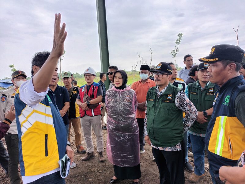 Bupati Cirebon dan Wakil Meninjau TPA Kubangdeleg didampingi Kadis PUTR dan Kabid Sanitasi (Foto: Ist)