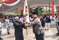 Ketua KPU KBB Rifqi Ahmad Sulaeman menerima Pataka Pemilu 2024 dari KPU Cimahi (Foto: Ist)
