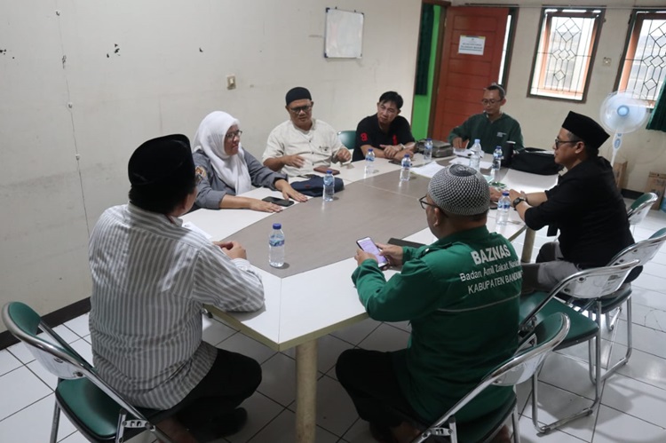  Ketua BAZNAS Kabupaten Bandung H. Yusuf Ali Tontowi menerima silaturahmi dari para pengurus baru Persatuan Wartawan Indonesia (PWI) Kabupaten Bandung Periode 2023-2026, Selasa (28/11/2023). (Foto: Humas PWI)