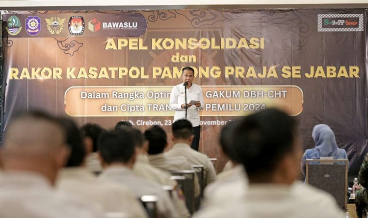 
Pejabat Gubernur Jawa Barat Bey Machmudin memberikan sambutan pada Apel Konsolidasi dan Rakor Kepala Satpol PP s-Jabar di Hotel Aston Cirebon, Kabupaten Cirebon, Jumat (24/11/2023). (Foto: jabarprov.go.id)