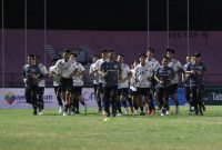 
Timnas U-17 Indonesia menggelar latihan perdana di Stadion Gelora Delta Sidoarjo, Minggu (5/11). Mereka siap berlaga di ajang Piala Dunia U-17 yang digelar di Indonesia. (Foto: PSSI)