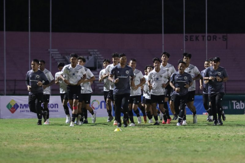 
Timnas U-17 Indonesia menggelar latihan perdana di Stadion Gelora Delta Sidoarjo, Minggu (5/11). Mereka siap berlaga di ajang Piala Dunia U-17 yang digelar di Indonesia. (Foto: PSSI)