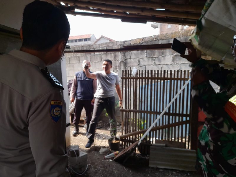 Polisi gelar olah TKP di lokasi ditemukannya kakek yang gantung diri (Foto: Ist)