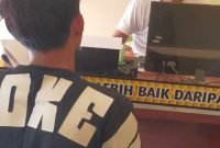 
Petugas Reskrim Polsek Tarogong Kidul, Polres Garut, melakukan pemeriksaan terhadap pelaku curanmor di Mapolsek Tarogong Kidul, Jalan Rumah Sakit, Kecamatan Tarogong Kidul, Kabupaten Garut, Minggu (5/11/2023). (Foto: andre/dara)