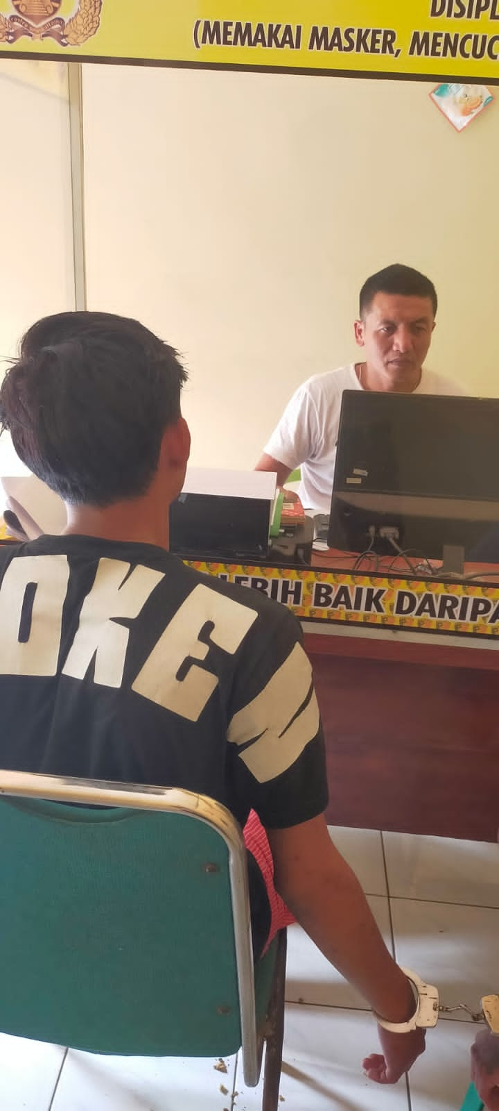 
Petugas Reskrim Polsek Tarogong Kidul, Polres Garut, melakukan pemeriksaan terhadap pelaku curanmor di Mapolsek Tarogong Kidul, Jalan Rumah Sakit, Kecamatan Tarogong Kidul, Kabupaten Garut, Minggu (5/11/2023). (Foto: andre/dara)