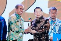 
Asisten Ekbang Setda Pemkab Bandung,  Marlan menerima tropi sebagai Juara 2 Finalis Integratif Sustanaibility Indonesia Movement (I-SIM) For Regencies 2023, pada gelaran SDGs Annual Conference 2023 di Yogyakarta, Senin (6/11/2023). (Foto: diskominfo)