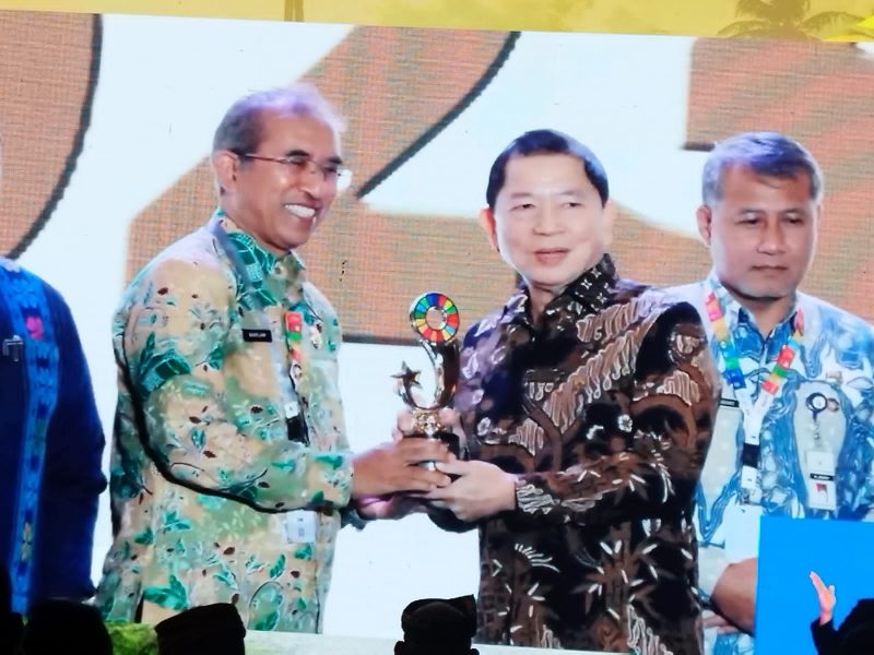 
Asisten Ekbang Setda Pemkab Bandung,  Marlan menerima tropi sebagai Juara 2 Finalis Integratif Sustanaibility Indonesia Movement (I-SIM) For Regencies 2023, pada gelaran SDGs Annual Conference 2023 di Yogyakarta, Senin (6/11/2023). (Foto: diskominfo)