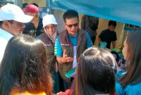 
Bupati Bandung Dadang Supriatna didampingi Ketua Tim Penggerak PKK Hj Emma Dety Supriatna berdialog dengan para pencari kerja pada Job Fair, belum lama ini. (Foto: diskominfo) 