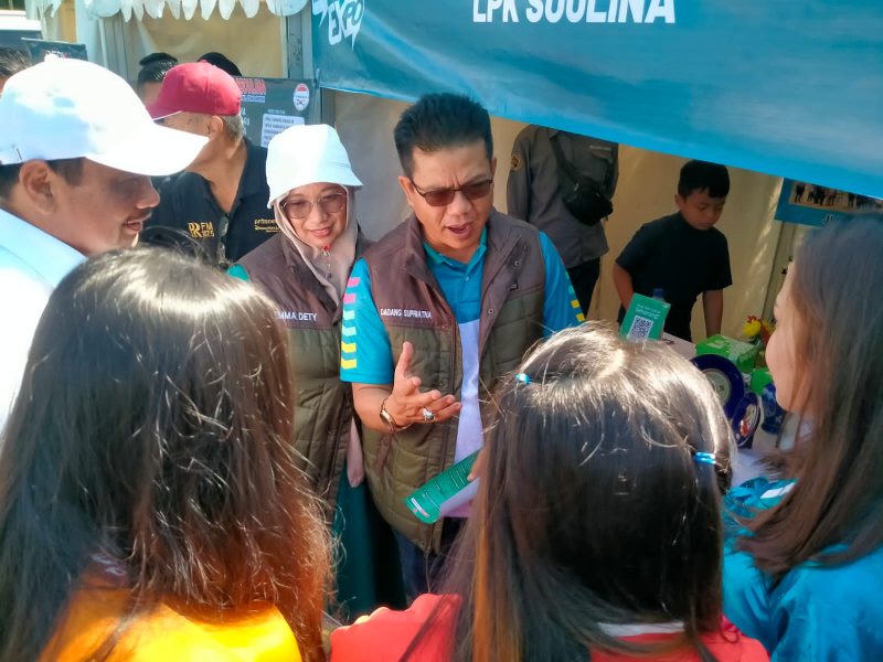 
Bupati Bandung Dadang Supriatna didampingi Ketua Tim Penggerak PKK Hj Emma Dety Supriatna berdialog dengan para pencari kerja pada Job Fair, belum lama ini. (Foto: diskominfo) 