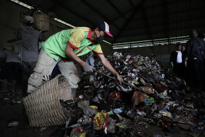 
Program kampung BEDAS terbukti telah berkontribusi pada pengurangan timbunan sampah di Kabupaten Bandung. (Foto: diskominfo)
