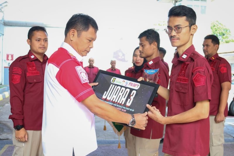 
 Kepala Lapas Banceuy, Ronny Widiyatmoko menyerahkan piala dan hadiah kepada tim e-Sport Lapas Banceuy Bandung. (Foto: Ist)