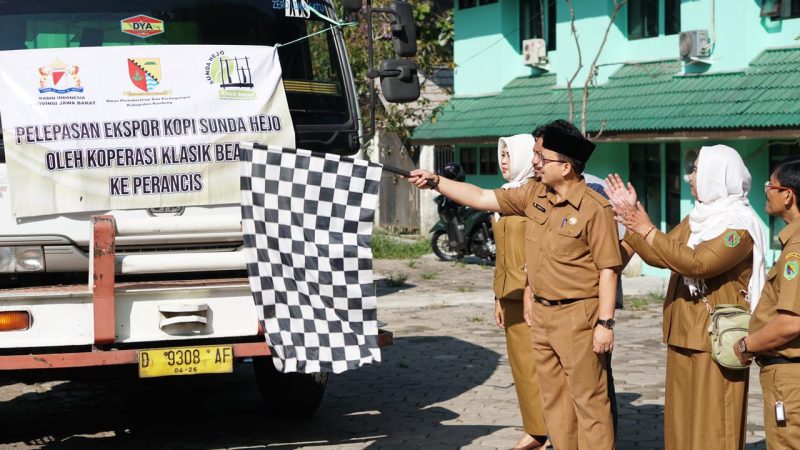  Kepala Disdagin Kabupaten Bandung, Dicky Anugerah melepas kontainer yang membawa kopi untuk diekspor ke Prancis, Senin (20/11/2023).(Foto: diskominfo)
