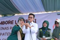 
Bupati Bandung Dadang Supriatna bersama Bunda Literasi Kabupaten Bandung Hj. Emma Dety Dadang Supriatna saat membuka Jambore Literasi di Awana Resort Kecamatan Rancabali, Rabu (22/11/2023). (Foto: diskomenfo)