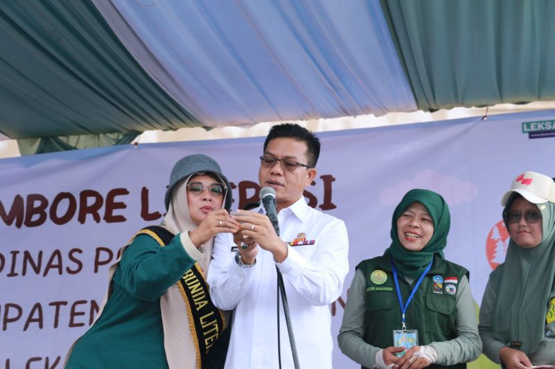 
Bupati Bandung Dadang Supriatna bersama Bunda Literasi Kabupaten Bandung Hj. Emma Dety Dadang Supriatna saat membuka Jambore Literasi di Awana Resort Kecamatan Rancabali, Rabu (22/11/2023). (Foto: diskomenfo)