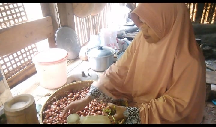 
Siti Jubaedah, anggota kelompok tani Girilaya Kampung  Ciheulang Tonggoh RT 03/RW 17, Desa Ciheulang, Kecamatan Ciparay, merasakan manfaat dari Kartu Tani Sibedas.(Foto: diskominfo)