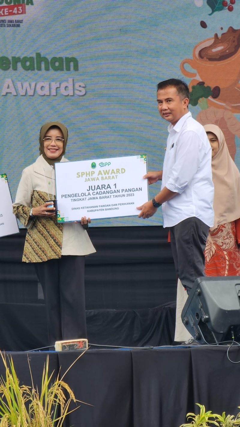  Pj. Gubernur Jawa Barat, Bey Machmudin memberikan piagan kepada Kepala Dinas Kepala Dinas Ketahanan Pangan dan Perikanan Kabupaten Bandung, Ina Dewi Kania, pada Stabilisasi Pasokan dan Harga Pangan (SPHP) Award Tingkat Provinsi Jawa Barat di Kota Sukabumi, Sabtu (25/11/2023). (Foto: diskominfo)