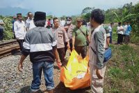 Petugas mengevakuasi korban terserempet kereta api (KA) di jalur kereta api Malangbong (Foto: Istimewa)