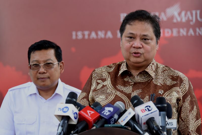 Menko Perekonomian Airlangga Hartarto didampingi Kepala Bapanas Arief Prasetyo memberikan keterangan pers, di Komplek Istana Kepresidenan Jakarta, Senin (06/11/2023). (Foto: Humas Setkab/Agung)
