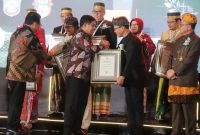 
Bupati Bandung Dadang Supriatna menerima penghargaan Kabupaten/Kota Sehat (Swasti Saba) dari Sekjen Kemendagri Suhajar Diantoro, saat Malam Penganugerahan Penghargaan Kabupaten/Kota Sehat (Swasti Saba) dan STBM Award Tahun 2023, di Grand Ballroom Hotel Kempinski, Jakarta, Selasa (28/11/23). (Foto: Diskomenfo)
