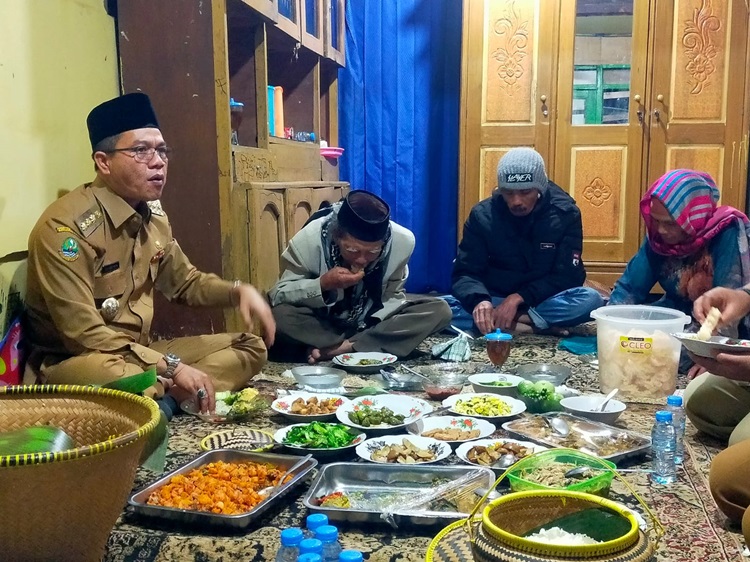 
Bupati Bandung Dadang Supriatna makan malam di rumah keluarga Bah Osad (75),
di Desa Sukaresmi, Kecamatan Rancabali. Kegiatan itu dalam rangkaian Program Bunga Desa (Bupati Ngamumule Desa). (Foto: diskominfo)