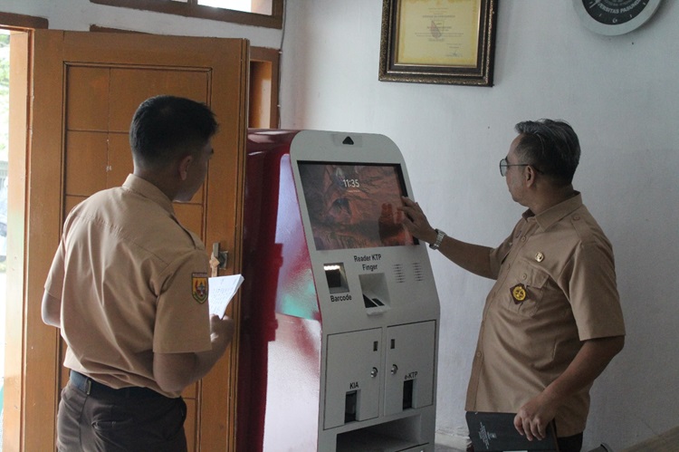 
Kepala Disdukcapil Kabupaten Bandung, Yudi Abdurahman mengecek  Anjungan Dukcapil Mandiri. (Foto : diskominfo) 
