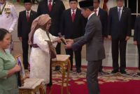 Presiden Jokowi pada Penganugerahan Gelar Pahlawan Nasional Tahun 2023, di Istana Negara, Jakarta, Jumat (10/11/2023). (Sumber: Tangkapan Layar/setkab)
