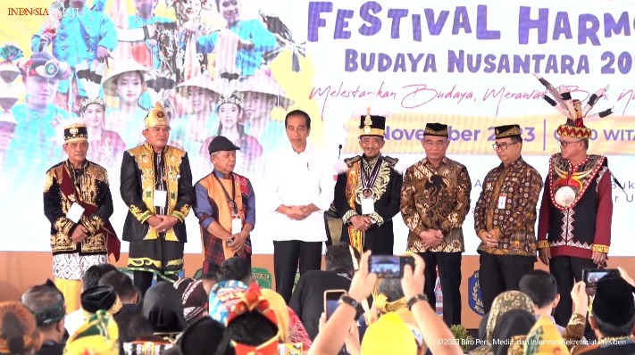 Presiden Jokowi saat menghadiri Festival Harmoni Budaya Nusantara di Lapangan Taruna, Sepaku, Kabupaten Penajam Paser Utara, Kalimantan Timur, Jumat (3/11/2023) pagi. (Sumber: Tangkapan Layar)
