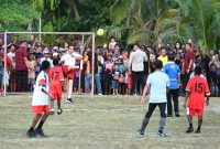 Presiden Jokowi bermain bola bersama sejumlah pelajar di Lapangan Sepak Bola Sorido, Biak Numfor, Papua, Rabu (22/11/2023). (Foto: BPMI Setpres)
