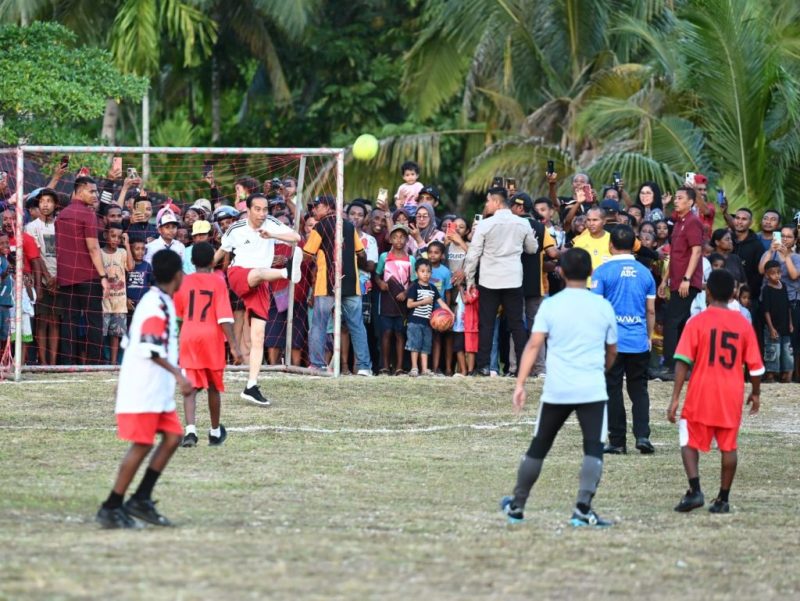 Presiden Jokowi bermain bola bersama sejumlah pelajar di Lapangan Sepak Bola Sorido, Biak Numfor, Papua, Rabu (22/11/2023). (Foto: BPMI Setpres)
