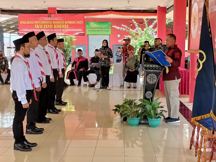 Lima Narapidana Terorisme mengucapkan ikrar janji setia NKRI di Lapas Kelas IIB Warung Kiara, Sukabumi, Jawa Barat Jumat (24/11/2023). (Foto: Ist) 
