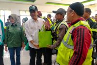 
Bupati Bandung Dadang Supriatna menyerahkan bantuan bahan pangan kepada ojeg pangkalan yang ada di tiga kecamatan di Kabupaten Bandung, Selasa (21/11/203). (Foto: diskominfo) 
