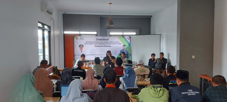 
Dinas Perpustakaan dan Arsip (Dispusip) Kabupaten Bandung gelar sosialisasi peningkatan kapasitas tenaga perpustakaan, pustakawan dan taman bacaan masyarakat (TBM), di Cafe Heyho Cluster Jalan Ciganitri No 88 Desa Lengkong, Kecamatan Bojongsoang Kabupaten Bandung, Rabu (29/11/2023).(Foto: diskominfo)

