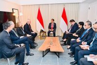 Presiden Jokowi menerima Chairman Exxon Mobil Corporation Darren Woods, di Hotel Four Seasons, San Francisco, AS, Rabu (15/11/2023). (Foto: BPMI Setpres)
