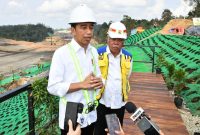 Presiden Joko Widodo menjawab pertanyaan wartawan setelah melakukan Peninjauan Proyek Jalan Tol IKN (01/11/2023). (Foto: BPMI Setpres)

