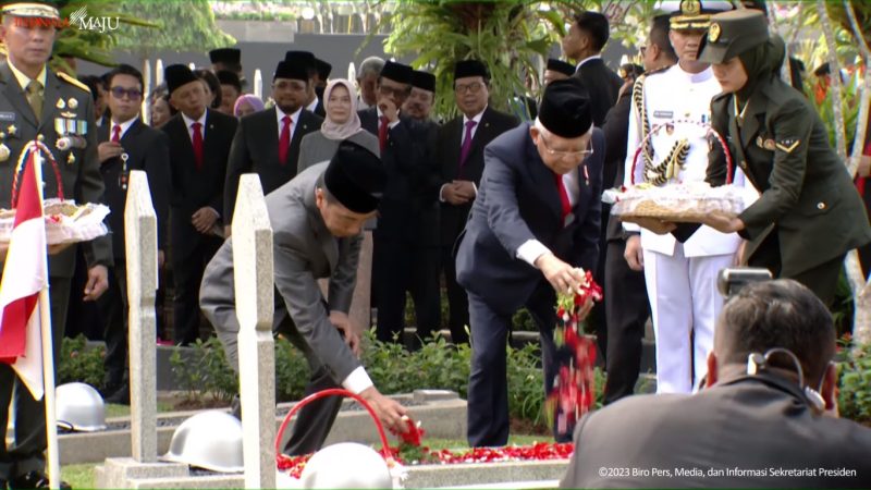 Presiden Jokowi dan Wapres Ma’ruf Amin melakukan tabur bunga di TMP Kalibata, Jakarta, Jumat (10/11/2023). (Sumber: Tangkapan Layar)

