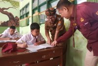 Bupati Cirebon Drs.H.Imron MAg di dampingi Kadisdik H.Ronianto SPd MM, mengunjugi sekolah SD saat Ujian Semester (Foto: Ist)