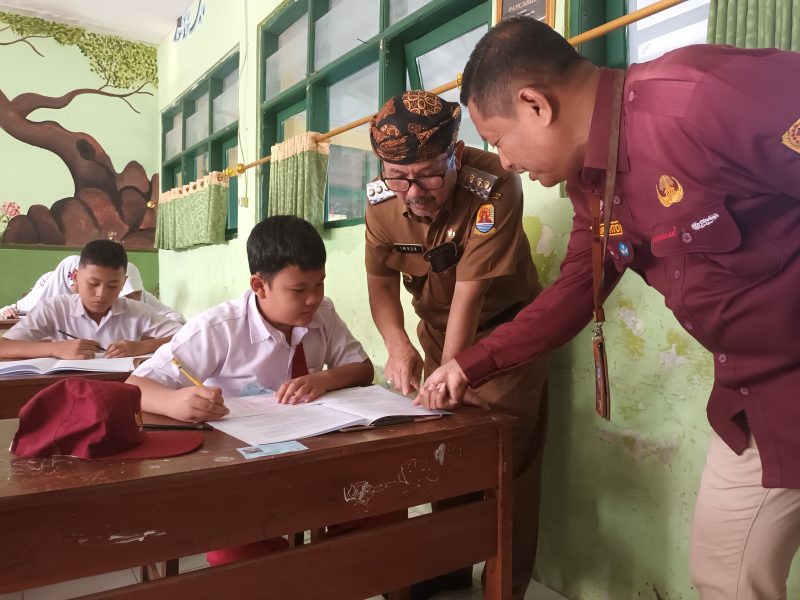 Bupati Cirebon Drs.H.Imron MAg di dampingi Kadisdik H.Ronianto SPd MM, mengunjugi sekolah SD saat Ujian Semester (Foto: Ist)